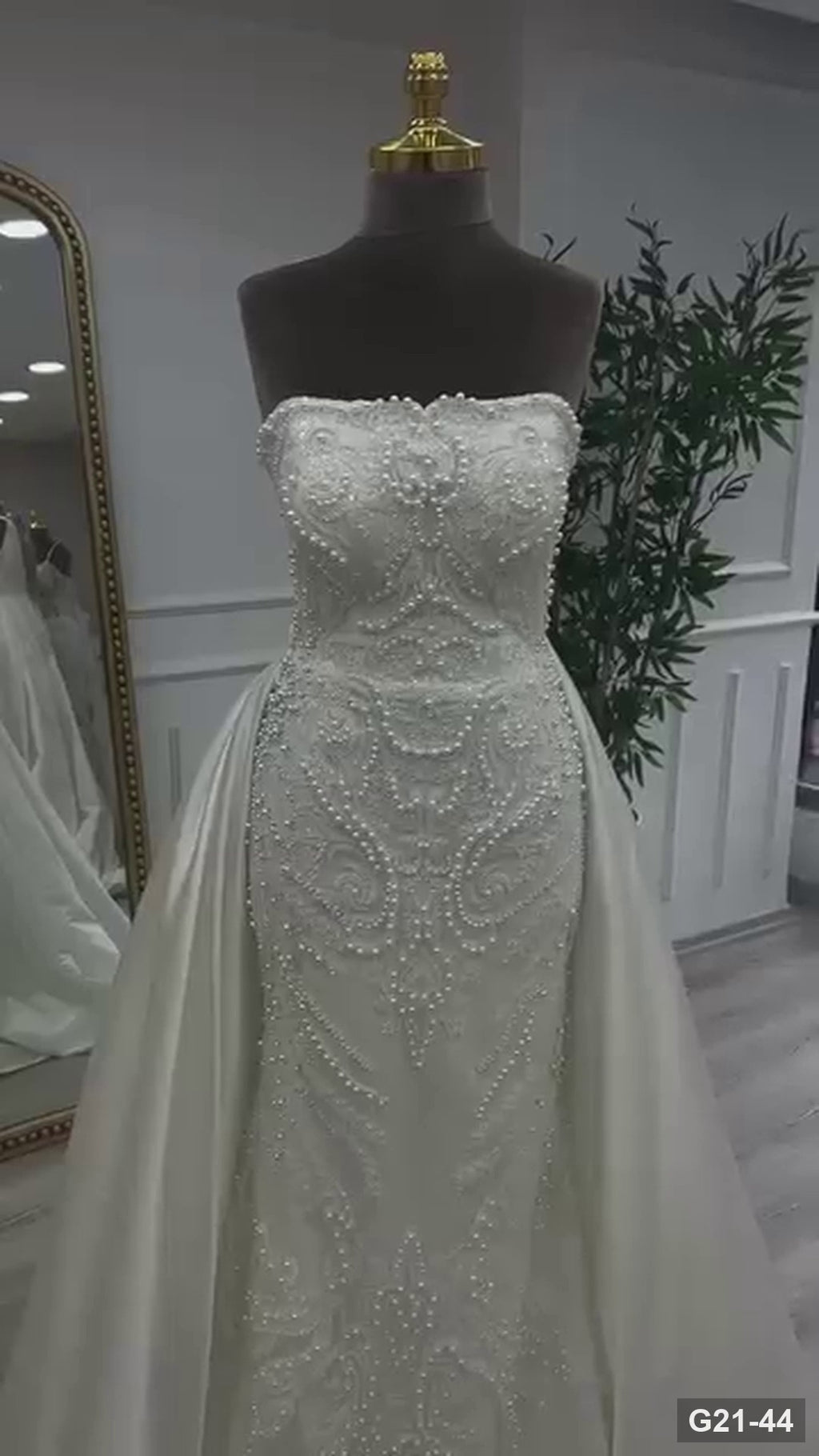 G21-044 Ivory Ball Gown Wedding Dress Main Clean Frame