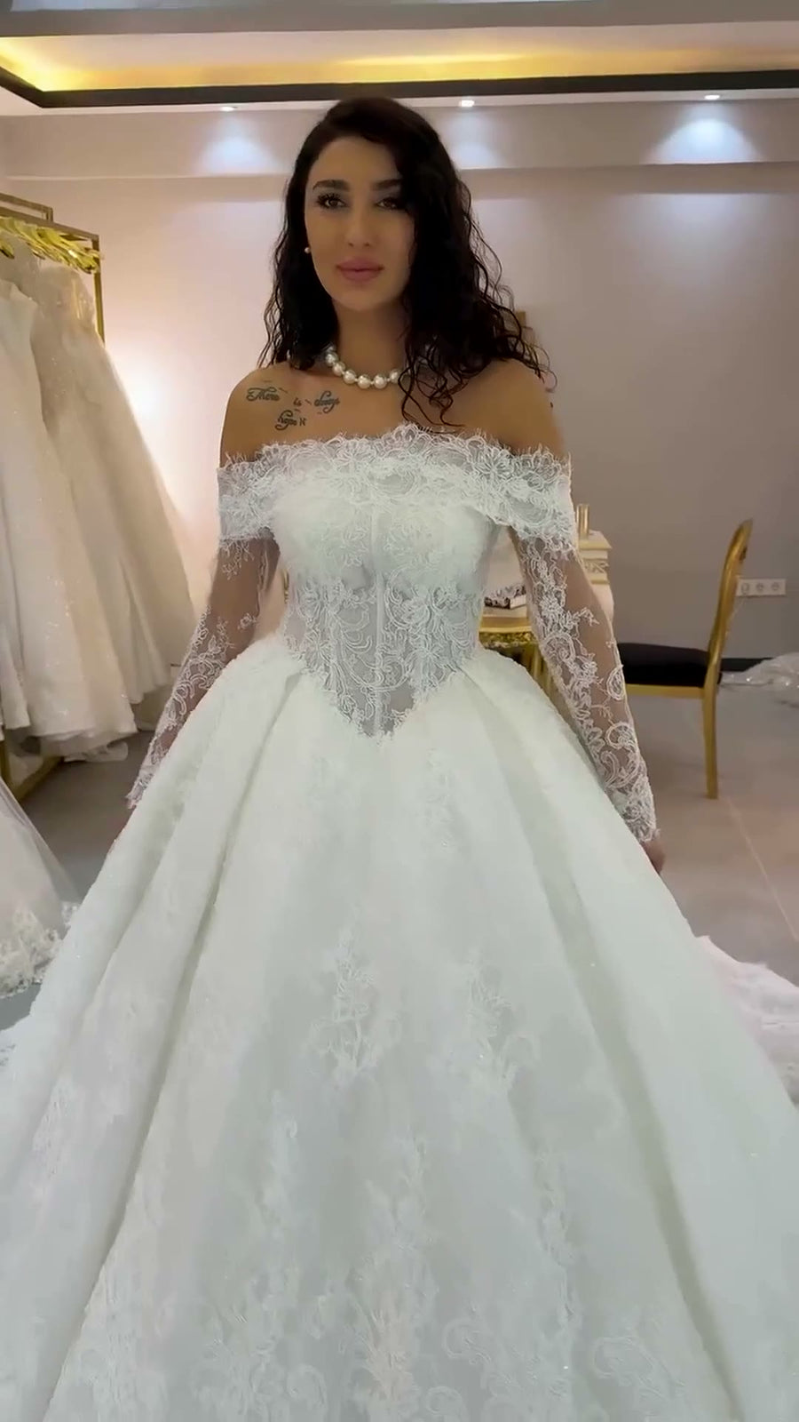 G21-335 Wedding Dress Ball Gown Ivory Lace Tulle Sweetheart Lace Bodice Floral Lace Applique Cathedral Bridal Gown