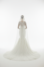 NIL-137-DOUX-IVOIRE-ROBE-DE-MARIÉE-SIRÈNE-DENTELLE-PERLÉE-COL-BATEAU-MANCHES-LONGUES-BRODERIE-MAIN-PERLÉE-TAILLE-AJUSTÉE-TRAÎNE-ROYALE-VINTAGE-ROMANTIQUE-GOLFE-PUDEUR-VUE-DE-FACE
