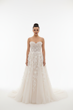 NIL-124 avorio tenue Linea ad A Abito da sposa vista frontale con 3D floral pizzo by NIL Abito da sposa
