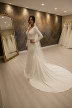 NIL-245 – Sleek Minimal Crepe Trumpet Brautrobe mit Kapellenschleier | Deep V-Neck | lange Ärmel | Kristall Belt