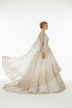 NNC-109 Ivory أميرة Cape فستان عروس - Side Profile