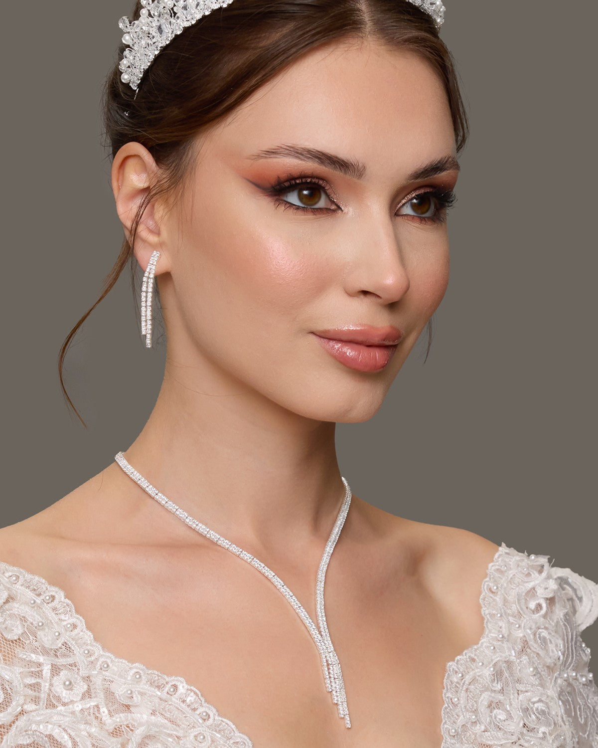 G21-AKS-036 Loge Zircon Stone Set Necklace