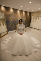 NIL-247 – Sandalyede Oturmuş, Yüz Kameraya