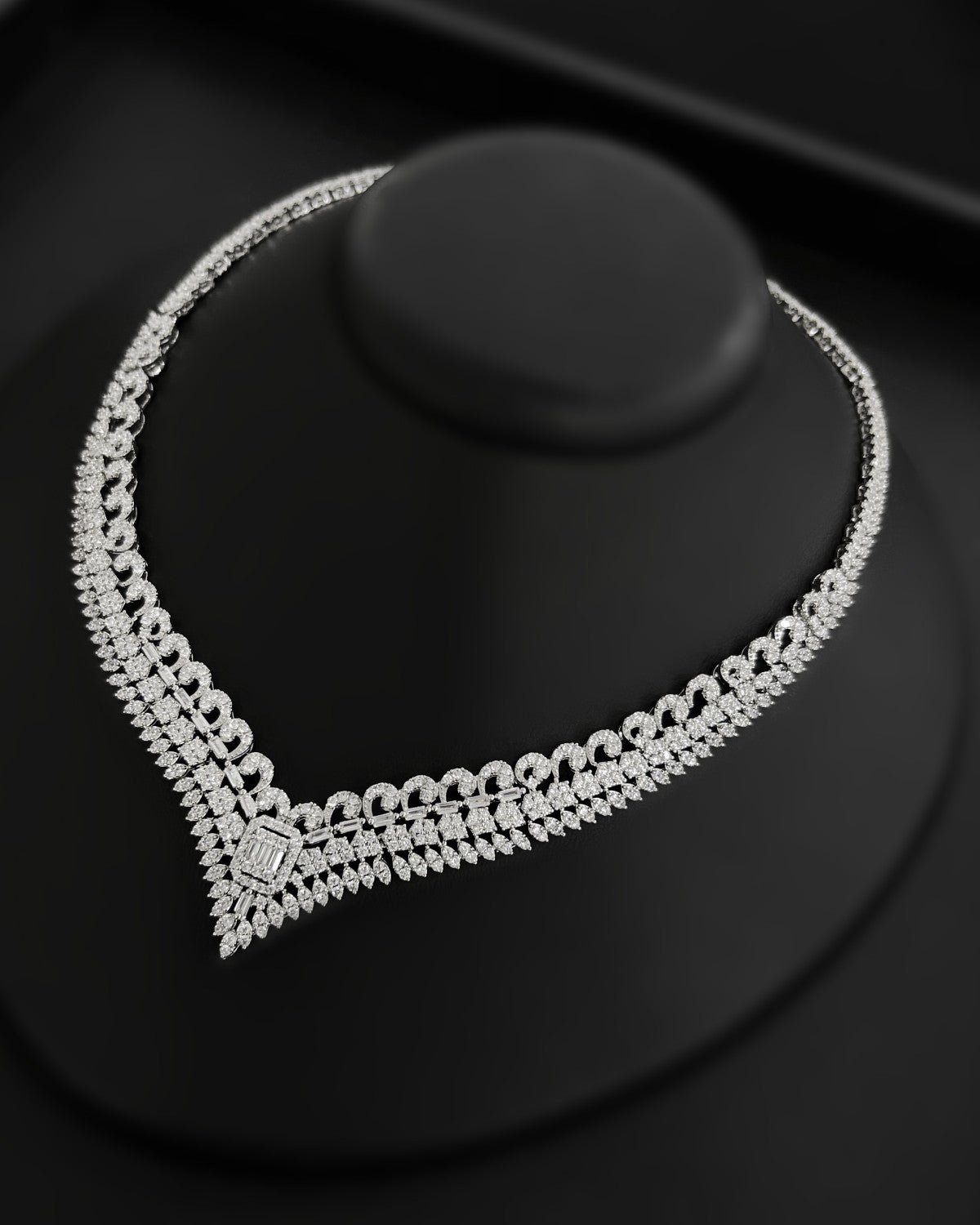 G21-AKS-003 Curb Chain Baguette Pendant Zircon V-Necklace