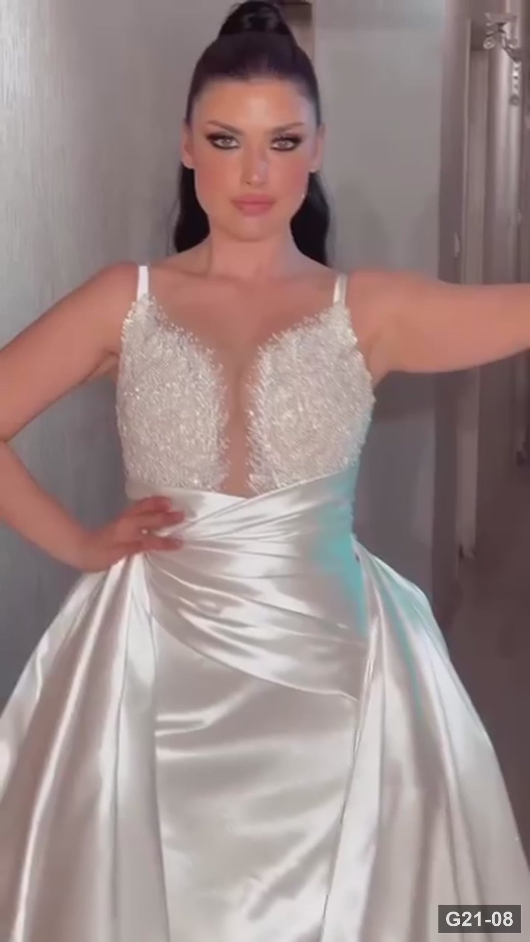 G21-008 Fildişi A Kesim Dantel gelinlik ile V-Neck ve Şapel Kuyruk