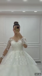 G21-064 Ivory Ball Gown Lace Wedding Dress and Chapel Train