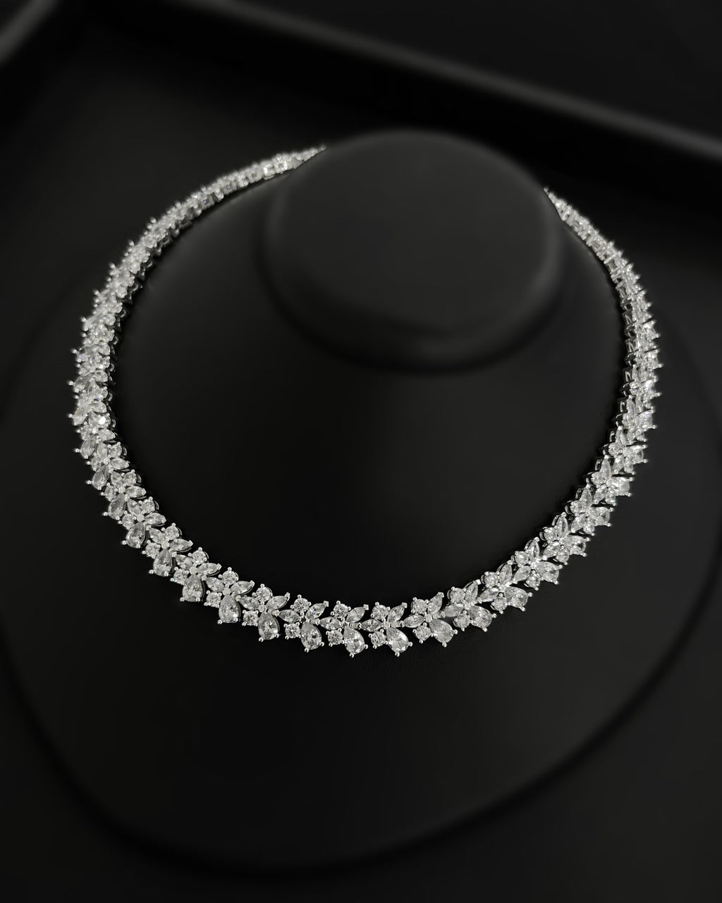 NNC-017 | Vue Zircon Stone & perla Detail Set Necklace